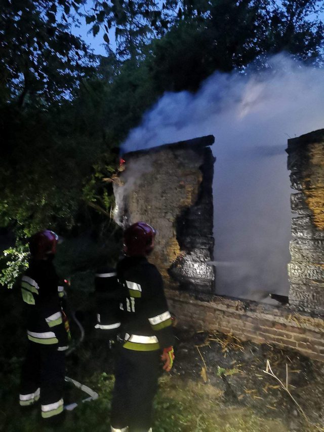 Nocny pożar drewnianego budynku koło Lublina (zdjęcia)
