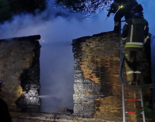 Nocny pożar drewnianego budynku koło Lublina (zdjęcia)