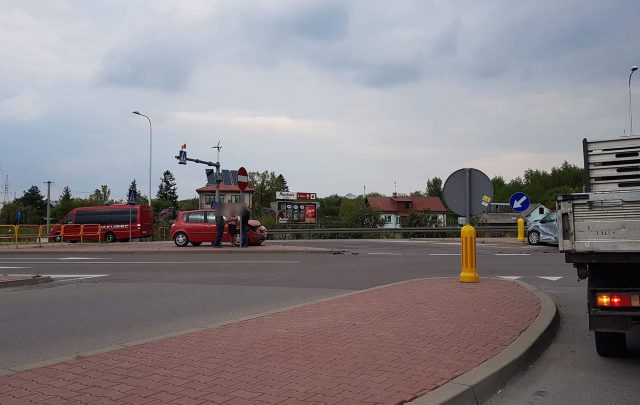 Zderzenie renaulta z kią przy stacji paliw w Kalinówce (zdjęcia)