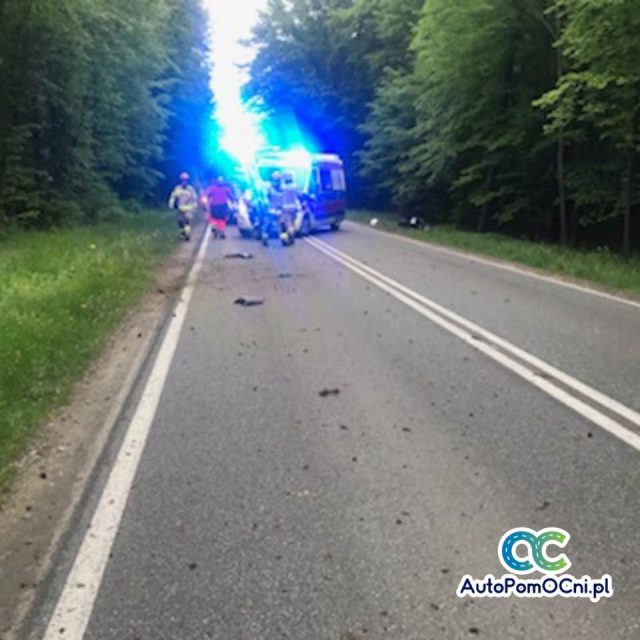 Kolejny wypadek motocyklisty na tej drodze. Na miejscu pracują służby ratunkowe (zdjęcia)