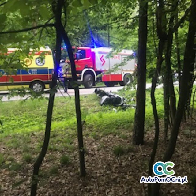Kolejny wypadek motocyklisty na tej drodze. Na miejscu pracują służby ratunkowe (zdjęcia)