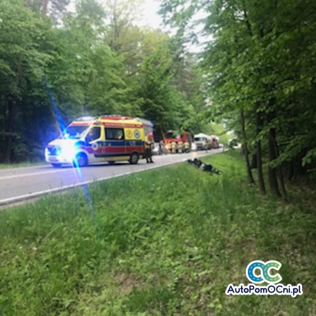 Kolejny wypadek motocyklisty na tej drodze. Na miejscu pracują służby ratunkowe (zdjęcia)