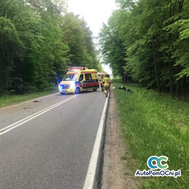 Kolejny wypadek motocyklisty na tej drodze. Na miejscu pracują służby ratunkowe (zdjęcia)