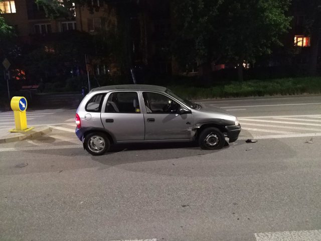 Zderzenie renaulta z oplem na skrzyżowaniu. Kolejne już w tym miejscu (zdjęcia)