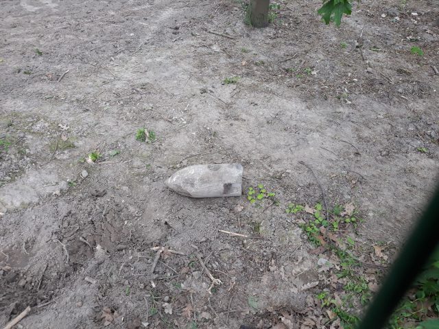 Fragment bomby lotniczej wykopano w Świdniku. Na miejscu są już saperzy (zdjęcia)
