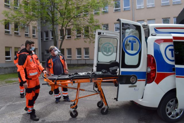 Szpital w Lubartowie otrzymał nowy ambulans. Pojazd sprezentował Urząd Miasta (zdjęcia)