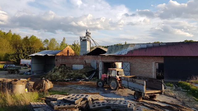 Ogień pojawił się na poddaszu. W płomieniach stanął budynek gospodarczy i stodoła (zdjęcia)