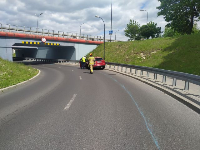 Uderzyła fordem w bariery na wjeździe do centrum handlowego. Twierdzi, że źle się poczuła (zdjęcia)