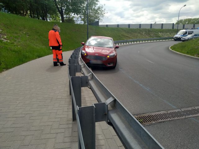 Uderzyła fordem w bariery na wjeździe do centrum handlowego. Twierdzi, że źle się poczuła (zdjęcia)