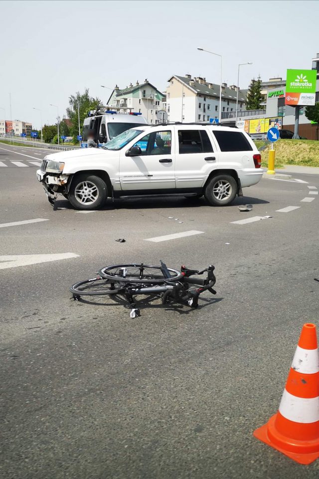 Wjechała jeepem w rowerzystę. Mężczyzna z licznymi obrażeniami ciała trafił do szpitala (zdjęcia)