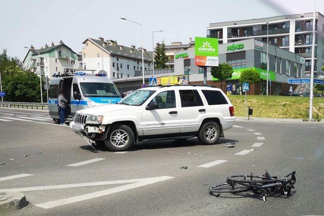 Wjechała jeepem w rowerzystę. Mężczyzna z licznymi obrażeniami ciała trafił do szpitala (zdjęcia)