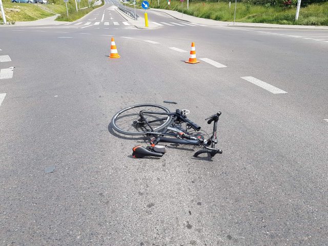 Wjechała jeepem w rowerzystę. Mężczyzna z licznymi obrażeniami ciała trafił do szpitala (zdjęcia)