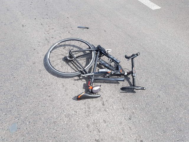 Wjechała jeepem w rowerzystę. Mężczyzna z licznymi obrażeniami ciała trafił do szpitala (zdjęcia)
