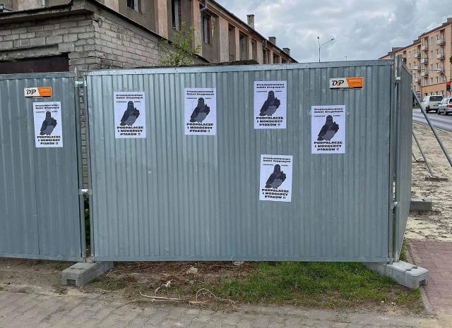 Plakatami w wykonawcę przebudowy Al. Racławickich. „Podpalacze i mordercy ptaków” (zdjęcia)