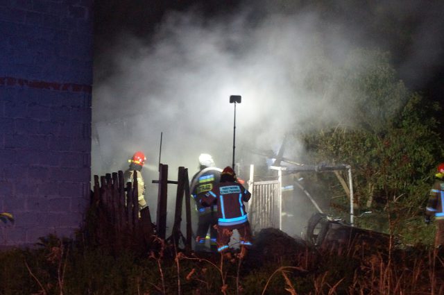 Kolejny nocny pożar, tym razem w pobliżu Lublina. Płonął drewniany budynek (zdjęcia)