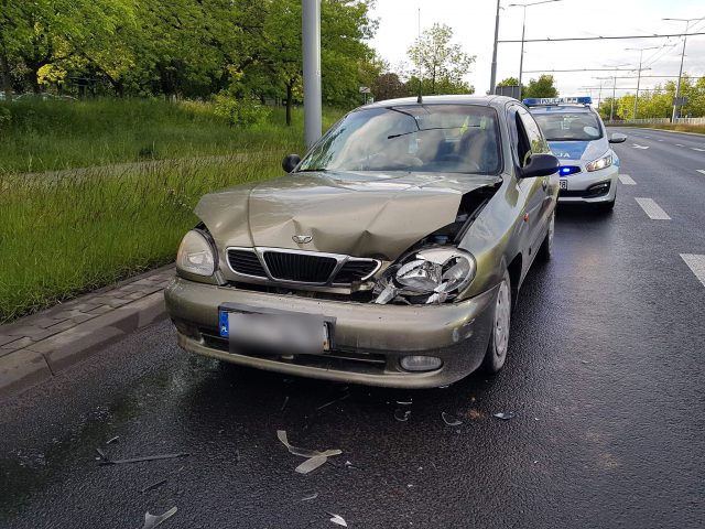 Po pijanemu wyjechał na miasto. Przed skrzyżowaniem wjechał w porsche (zdjęcia)