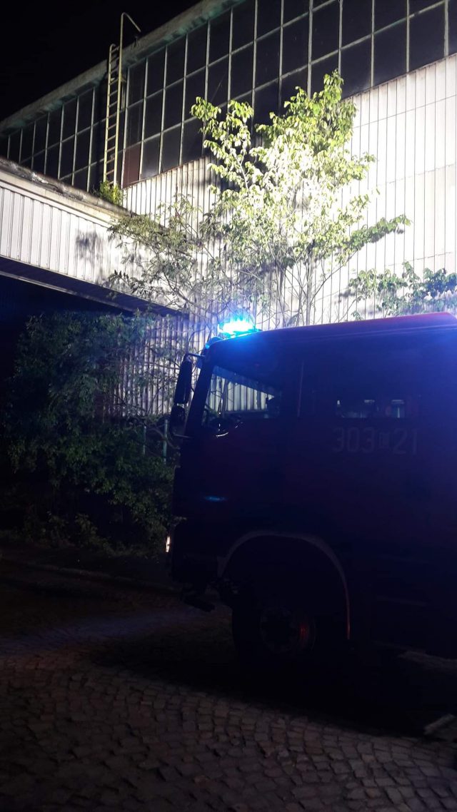 Nocny pożar hali na terenie dawnej fabryki samochodów. Przyczyną prace rozbiórkowe (zdjęcia)