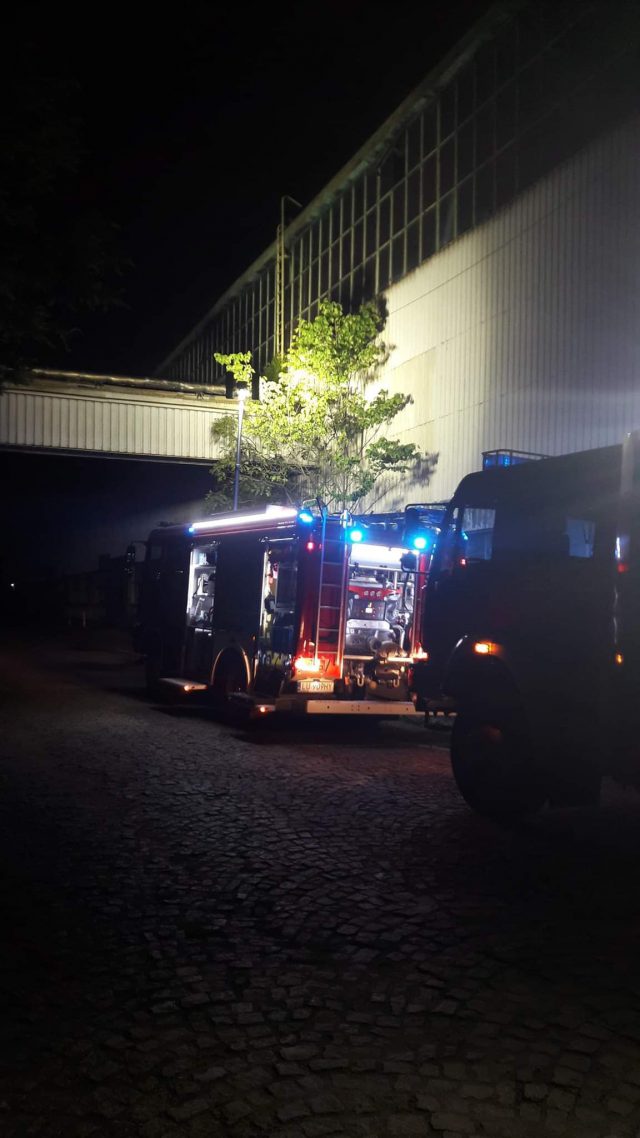 Nocny pożar hali na terenie dawnej fabryki samochodów. Przyczyną prace rozbiórkowe (zdjęcia)