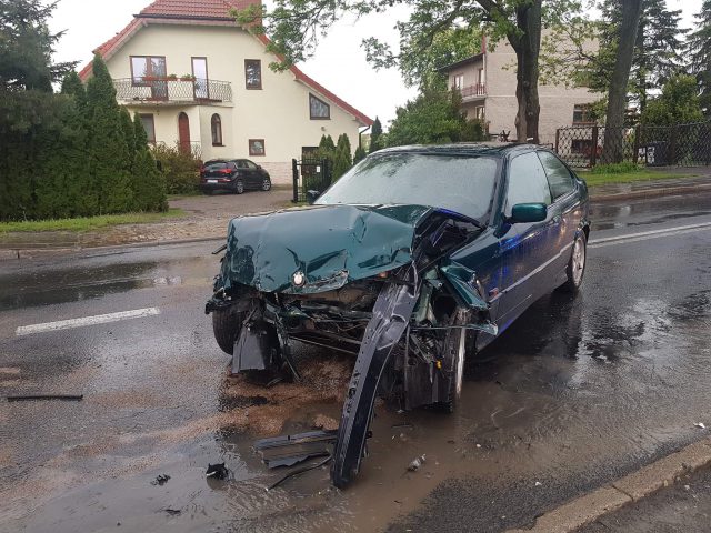 BMW wpadło w poślizg, zderzyło się z volkswagenem. Kierująca była w szoku, trafiła do szpitala (zdjęcia)