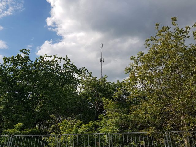 Wieloletnie protesty mieszkańców nie pomogły. W Lublinie powstał kolejny maszt telefonii komórkowej (zdjęcia)