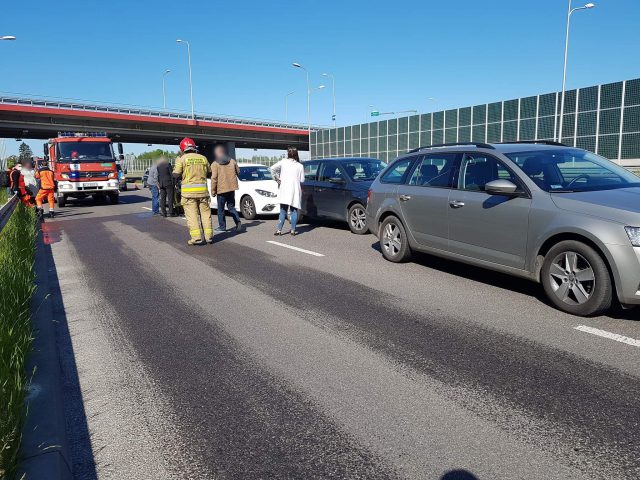 Od jadącego volkswagena odpadło koło. Zderzyły się cztery samochody, są spore utrudnienia w ruchu (zdjęcia)