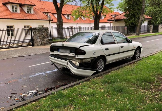 Lublin, Puławy: Starszy mężczyzna wjechał w inne auto. Twierdząc, że nic się nie stało, ruszył w dalszą drogę (zdjęcia)