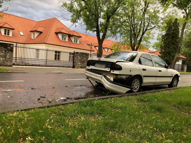 Lublin, Puławy: Starszy mężczyzna wjechał w inne auto. Twierdząc, że nic się nie stało, ruszył w dalszą drogę (zdjęcia)
