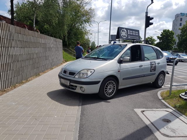 Lublin, Puławy: Starszy mężczyzna wjechał w inne auto. Twierdząc, że nic się nie stało, ruszył w dalszą drogę (zdjęcia)