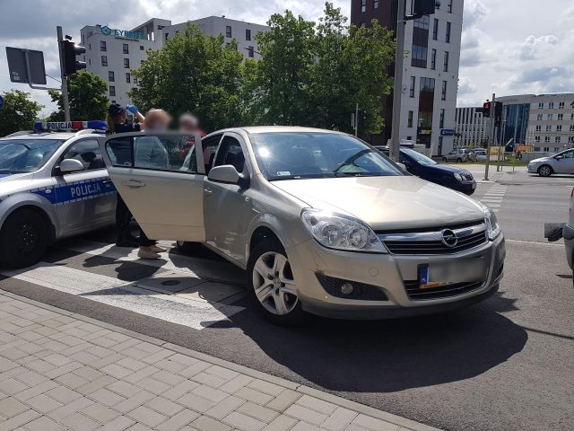 Lublin, Puławy: Starszy mężczyzna wjechał w inne auto. Twierdząc, że nic się nie stało, ruszył w dalszą drogę (zdjęcia)