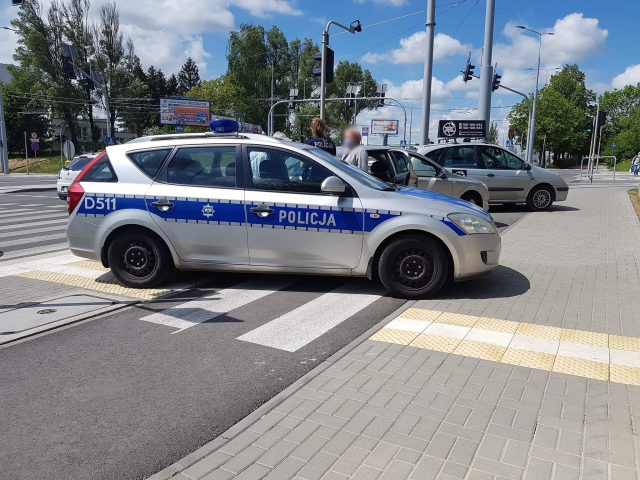 Lublin, Puławy: Starszy mężczyzna wjechał w inne auto. Twierdząc, że nic się nie stało, ruszył w dalszą drogę (zdjęcia)