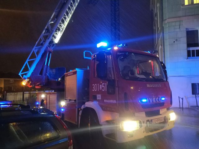 Padało i wiało. Strażacy usuwali konary, zalewało też kamienicę w centrum Lublina (zdjęcia)