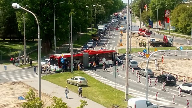 Duże utrudnienia w ruchu w rejonie ronda im. Honorowych Krwiodawców po zderzeniu trolejbusu z volkswagenem (zdjęcia)
