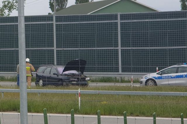 Wypadek na drodze S17, jeden z pojazdów dachował. W akcji ratunkowej śmigłowiec LPR (zdjęcia)