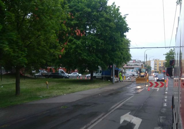 Duże utrudnienia w ruchu na ul. Nadbystrzyckiej po awarii sieci wodociągowej (zdjęcia)