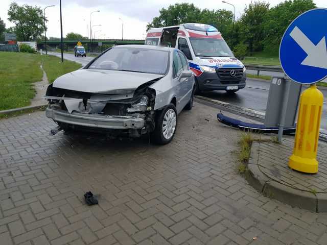 Wpadł BMW w poślizg, uderzył w barierę energochłonną i renaulta (zdjęcia)