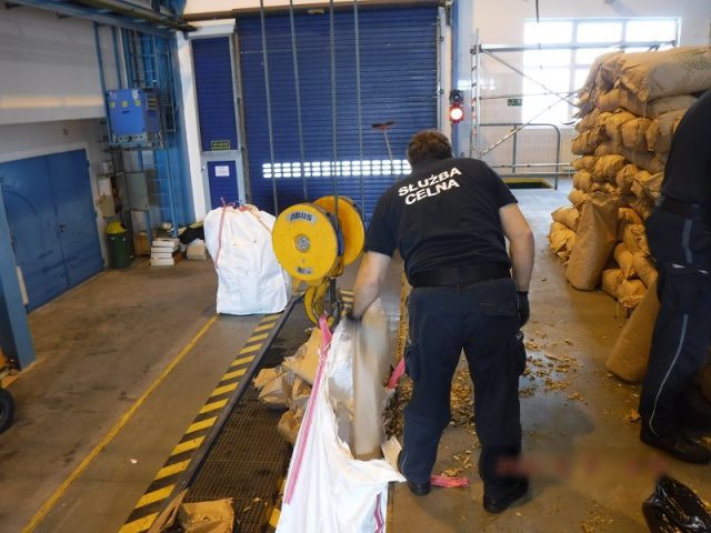 Prześwietlili ciężarówkę urządzeniem RTG. W pojeździe znajdowały się nielegalne papierosy o wartości niemal 1,5 mln złotych (zdjęcia)