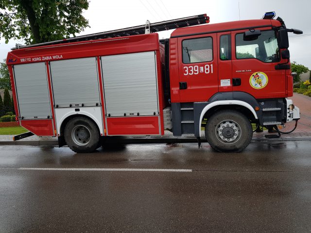 Czołowe zderzenie dwóch pojazdów na trasie Lublin – Bychawa. Trzy osoby, w tym dwoje dzieci, trafiły do szpitala (zdjęcia)