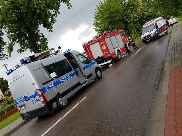 Czołowe zderzenie dwóch pojazdów na trasie Lublin – Bychawa. Trzy osoby, w tym dwoje dzieci, trafiły do szpitala (zdjęcia)