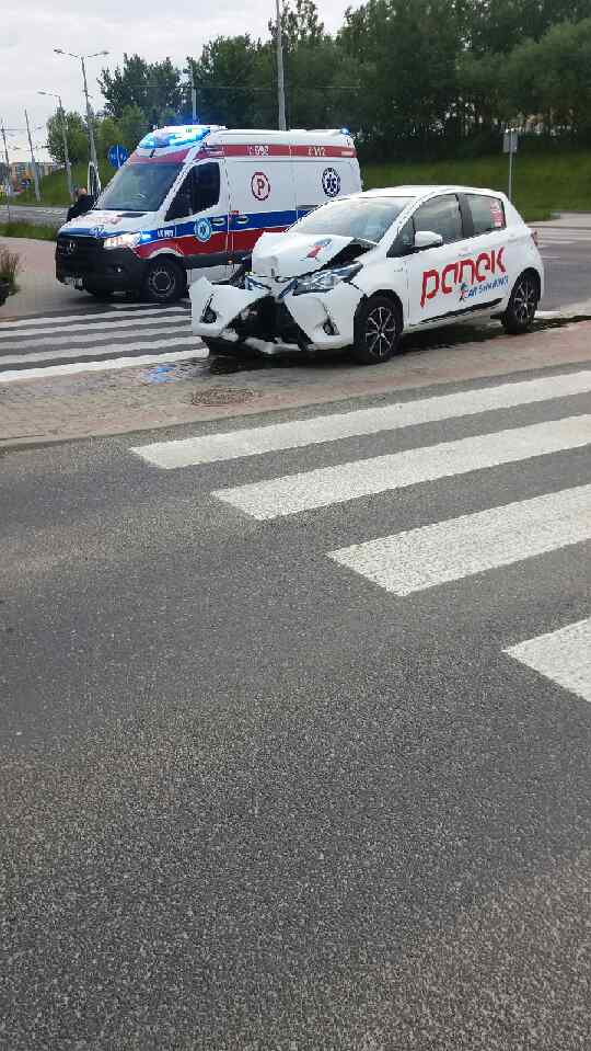 Zjechał z drogi i uderzył w słup. Kolejne auto na minuty rozbite (zdjęcia)