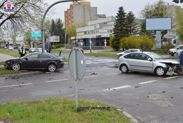 Zderzenie na skrzyżowaniu, jedna osoba trafiła do szpitala (zdjęcia)