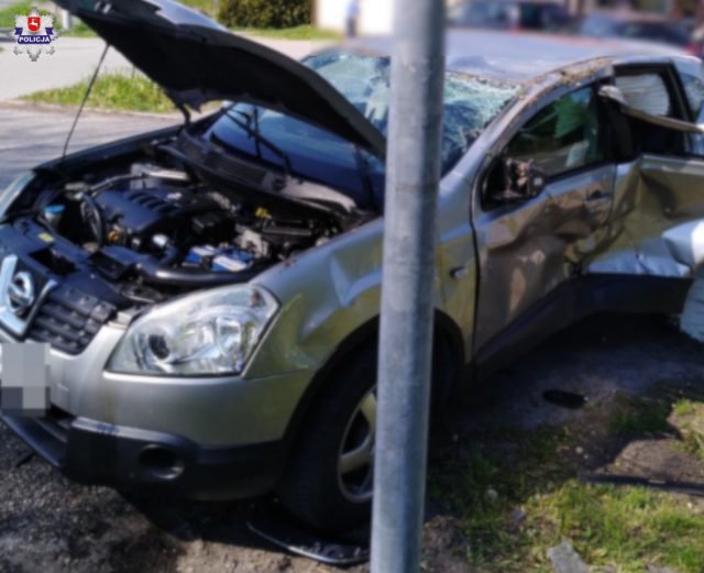 Zignorowanie znaku STOP przyczyną zderzenia na skrzyżowaniu. Trzy pojazdy rozbite, w tym jeden zaparkowany (zdjęcia)