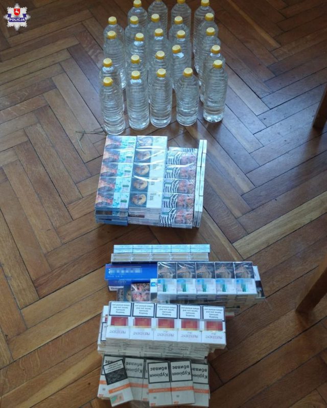 Nielegalny towar na targowisku w Lublinie. Alkohol i papierosy były schowane w tujach