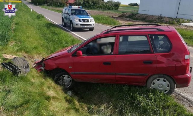 Pojazd osobowy wypadł z drogi i zatrzymał się na boku