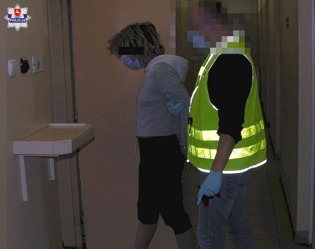 Wywieźli 16-latkę do lasu, dziewczyna została pobita kijem golfowym. Tak chcieli wymusić zwrot długu (zdjęcia)