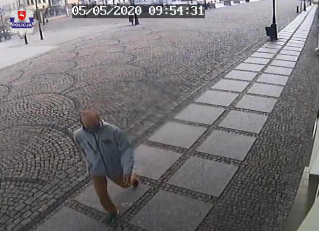 Zaczepił starszą kobietę, ukradł jej z torebki pieniądze. Szukają go policjanci (zdjęcia)