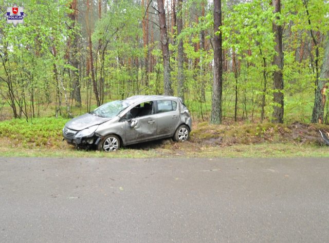 Na łuku wypadła z drogi, opel uderzył w drzewo. Kierująca trafiła do szpitala (zdjęcia)