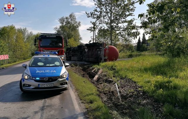 Ciężarówka wypadła z drogi i przewróciła się na bok. Utrudnienia w ruchu na trasie Krasnystaw – Wysokie (zdjęcia)