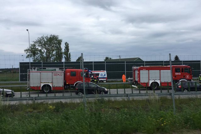 Wypadek na drodze S17, jeden z pojazdów dachował. W akcji ratunkowej śmigłowiec LPR (zdjęcia)