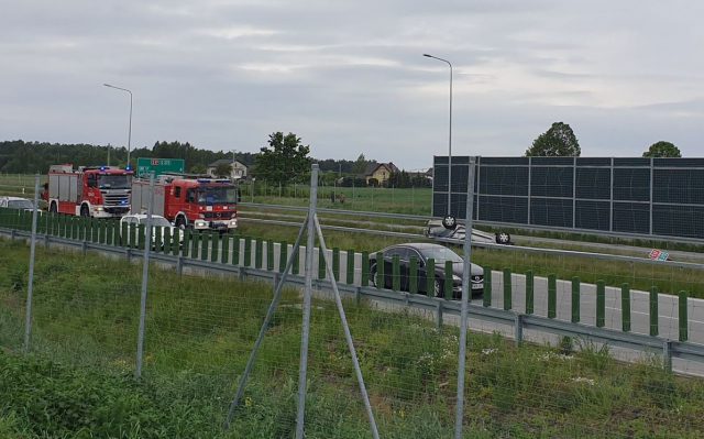 Wypadek na drodze S17, jeden z pojazdów dachował. W akcji ratunkowej śmigłowiec LPR (zdjęcia)