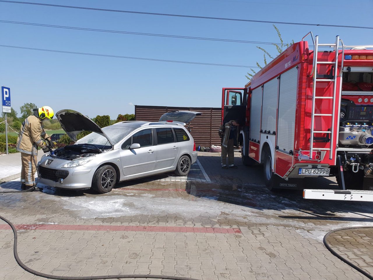 Peugeot zapalił się podczas jazdy. Interweniowali strażacy